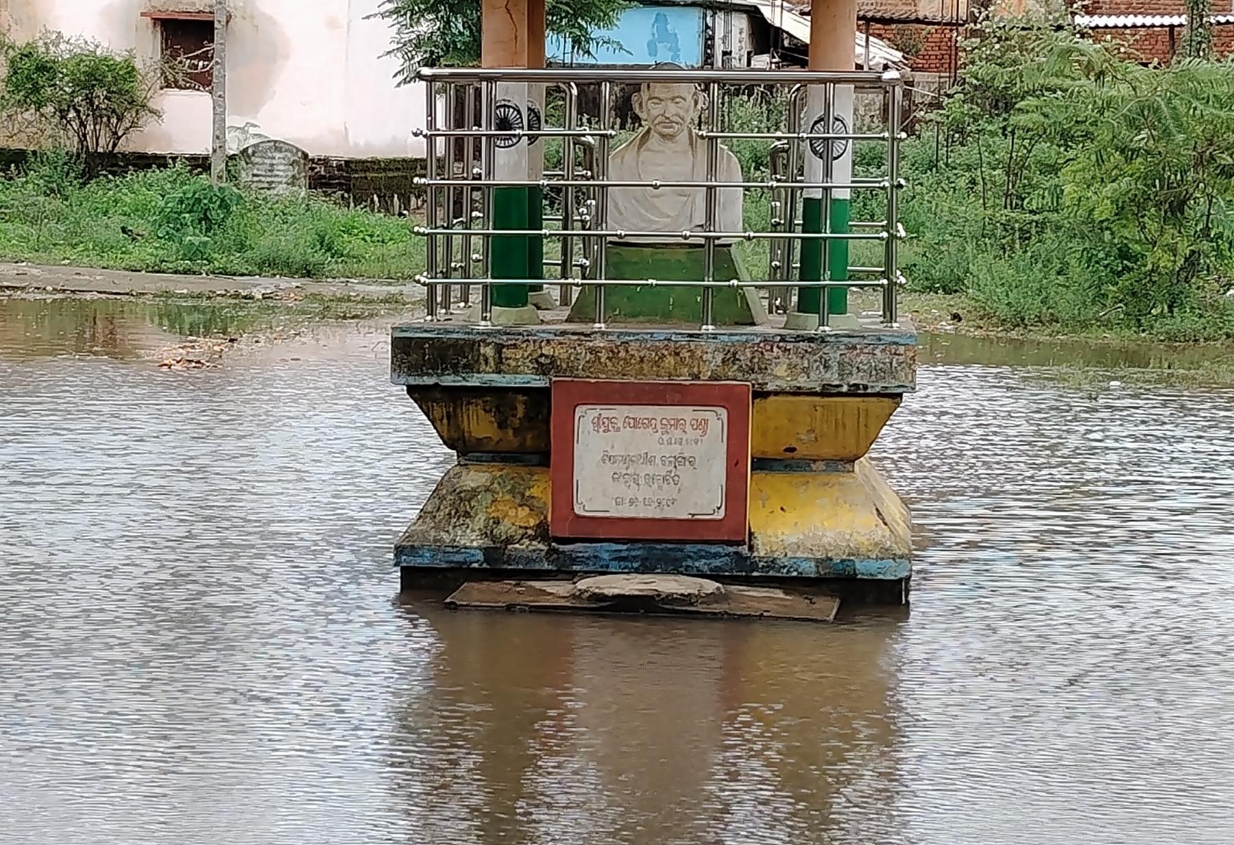 ଲଗାଣ ବର୍ଷା ଯୋଗୁଁ ଜଳ ବନ୍ଦିରେ ବିଦ୍ୟାଳୟ