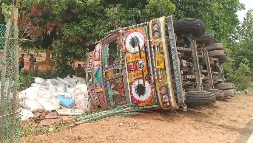 ଭାରସାମ୍ୟ ହରାଇ ଓଲଟି ପଡ଼ିଲା ଧାନ ବୋଝେଇ ଟ୍ରକ